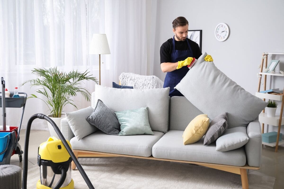Avec quel produit nettoyer un canapé en velours ?