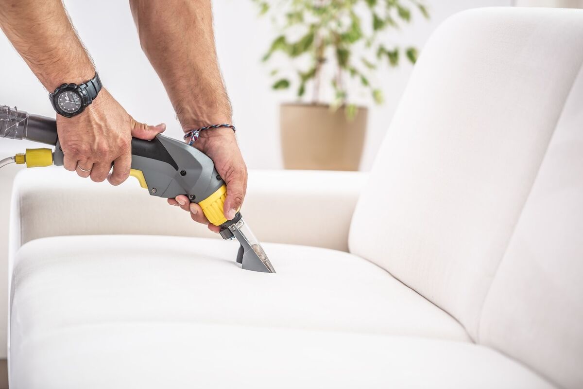 Comment entretenir un canapé en velours pour le faire durer plus longtemps ?