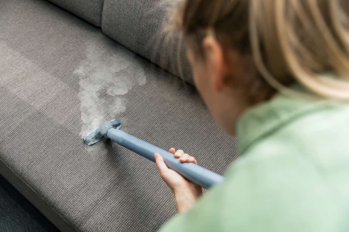 Canapé en tissu lavable : pratique et facile à entretenir