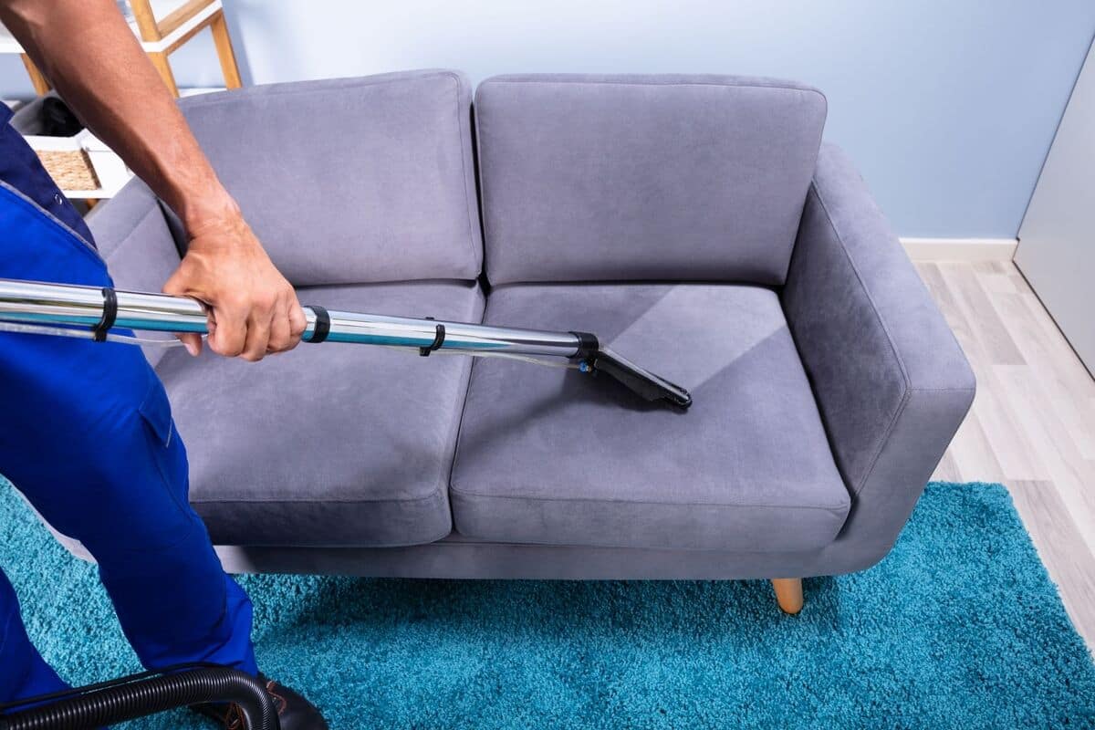 Comment nettoyer un canapé en velours en profondeur ?