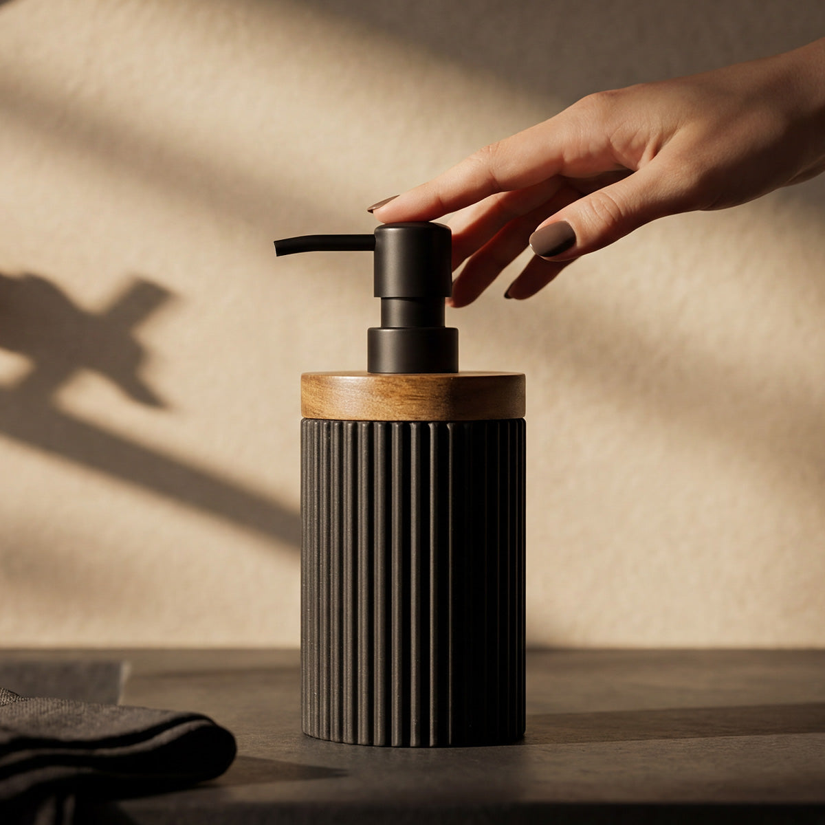 Set salle de bain - Résine noire et bois - LAGO