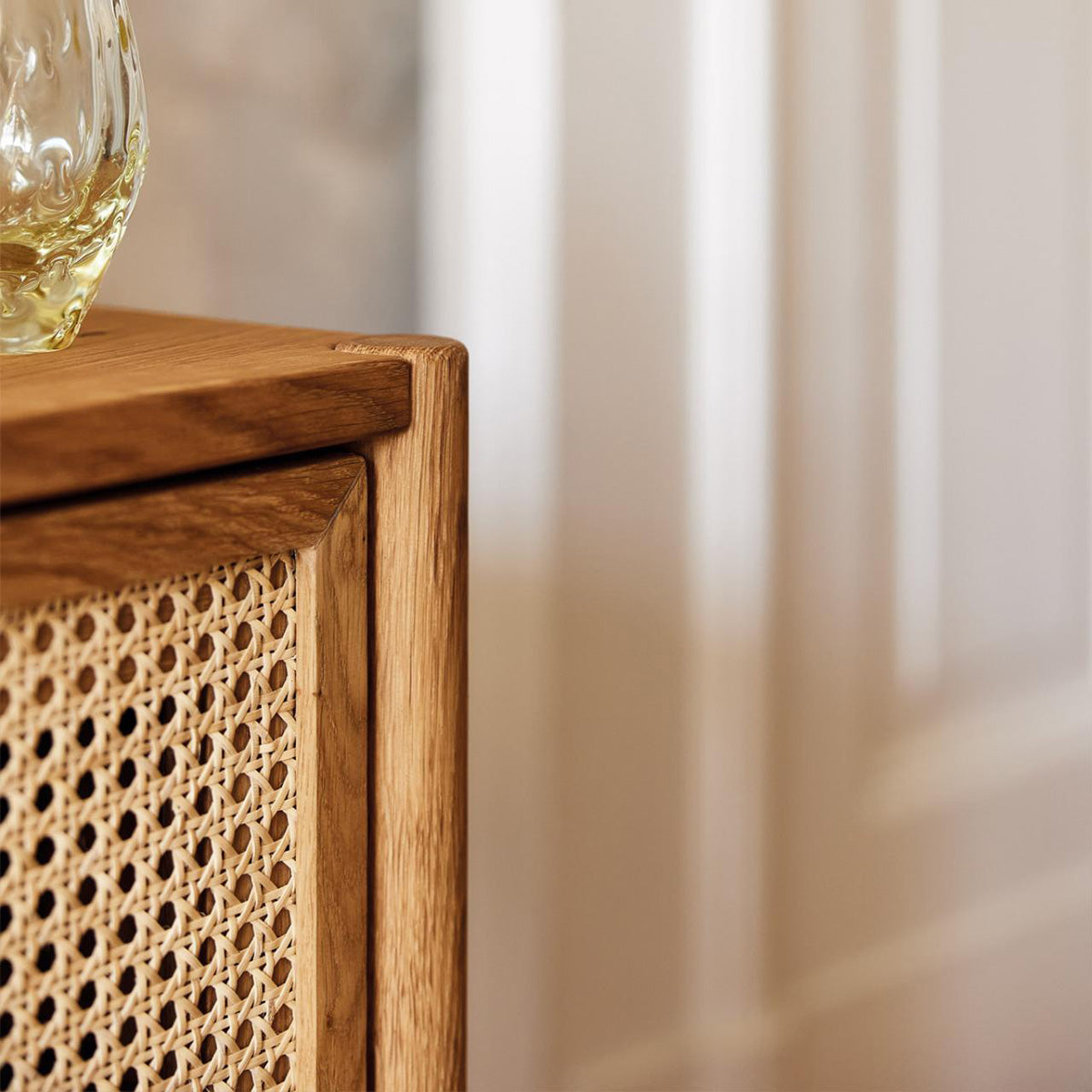 Meuble bas 142 cm 2 portes - Bois massif hêtre et rotin - SOGNO